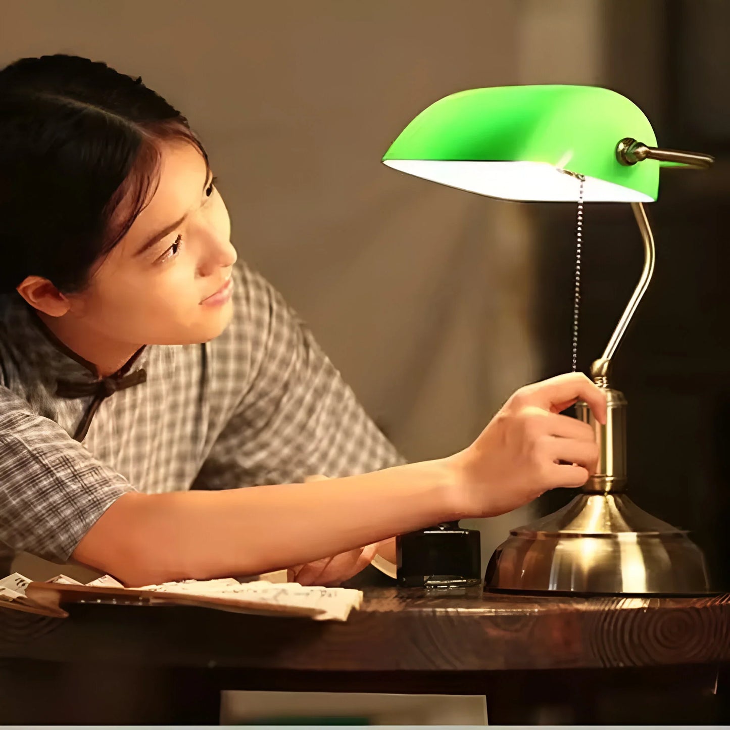 EmeraldGlow – Vintage Banker’s Table Lamp